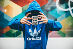 Le parcours fascinant d’adidas : moments cles de la marque emblematique